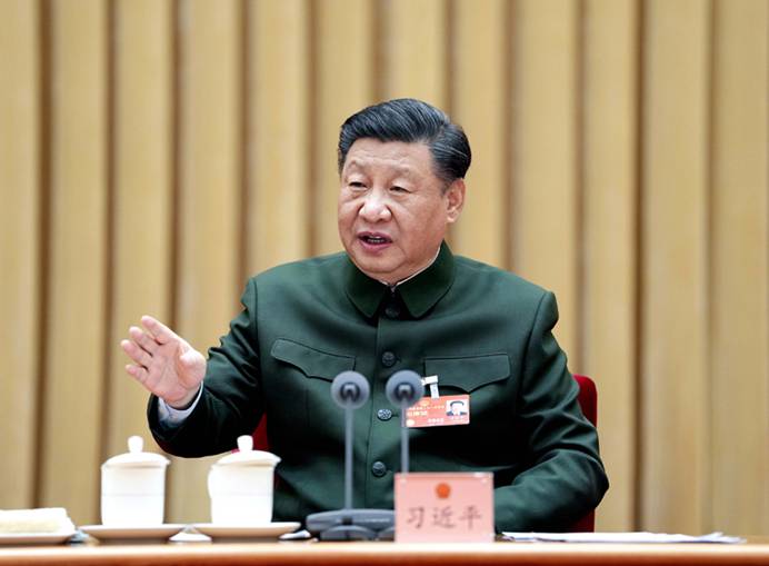 男人站在桌子上中度可信度描述已自动生成 男人站在桌子上中度可信度描述已自动生成